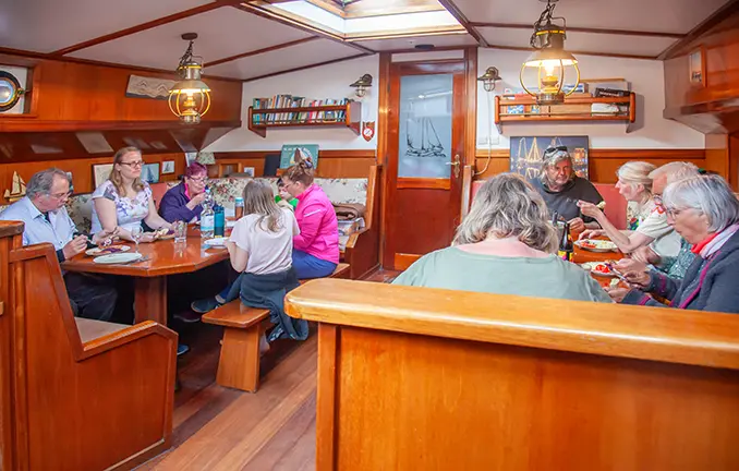 Plattbodenschiff Linquenda mit Skipper unter Deck - Tagesraum der Linquenda