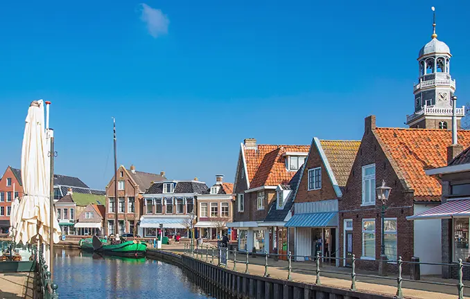 Plattbodenschiff in Lemmer am Ijsselmeer Hafen Lemmer