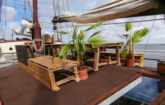 Plattbodenschiff 'Klipper Manna' Sitzecke an Deck Plattbodenschiff 'Klipper Manna' - Sitzecke