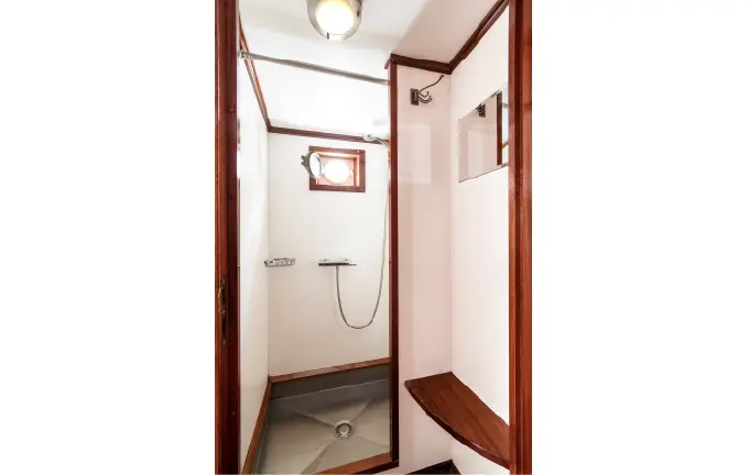 Badezimmer an Bord der Zeemeeuw Plattbodenschiff Zeemeeuw - Badezimmer