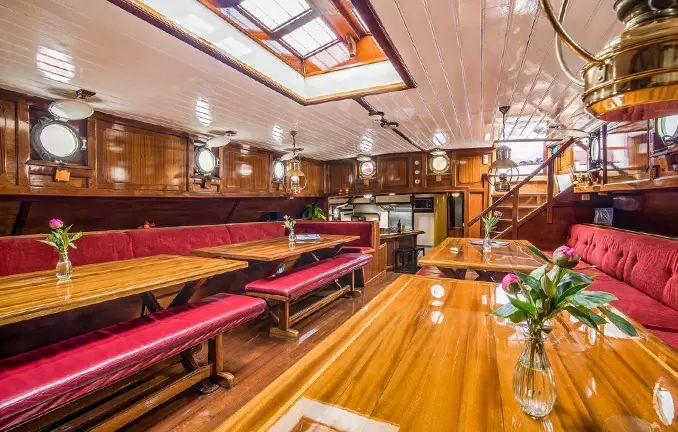 Blick in den Salon der Zeemeeuw Plattbodenschiff Zeemeeuw - Salon