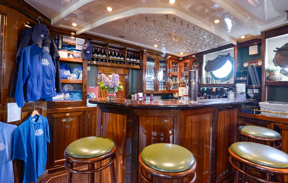 Segelschiff 'Antigua' - Bar an Bord
