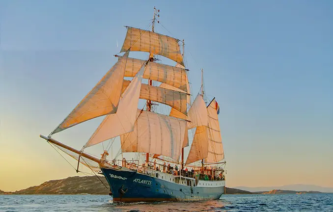 Segeln - Tallship vor einer Bucht (unbekannt - tallship-company.com) Segeln - Tallship vor einer Bucht
