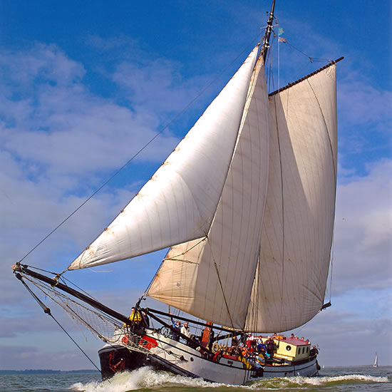 traditional sail shoip sailing