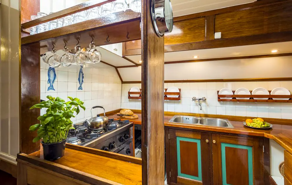 Plattbodenschiff Spes Mea - Küche an Bord