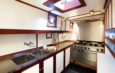 Küche auf dem Charterschiff Suydersee