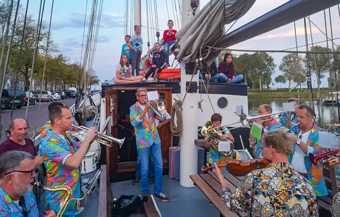 Plattbodenschiff Vrijheid - Musik an Bord